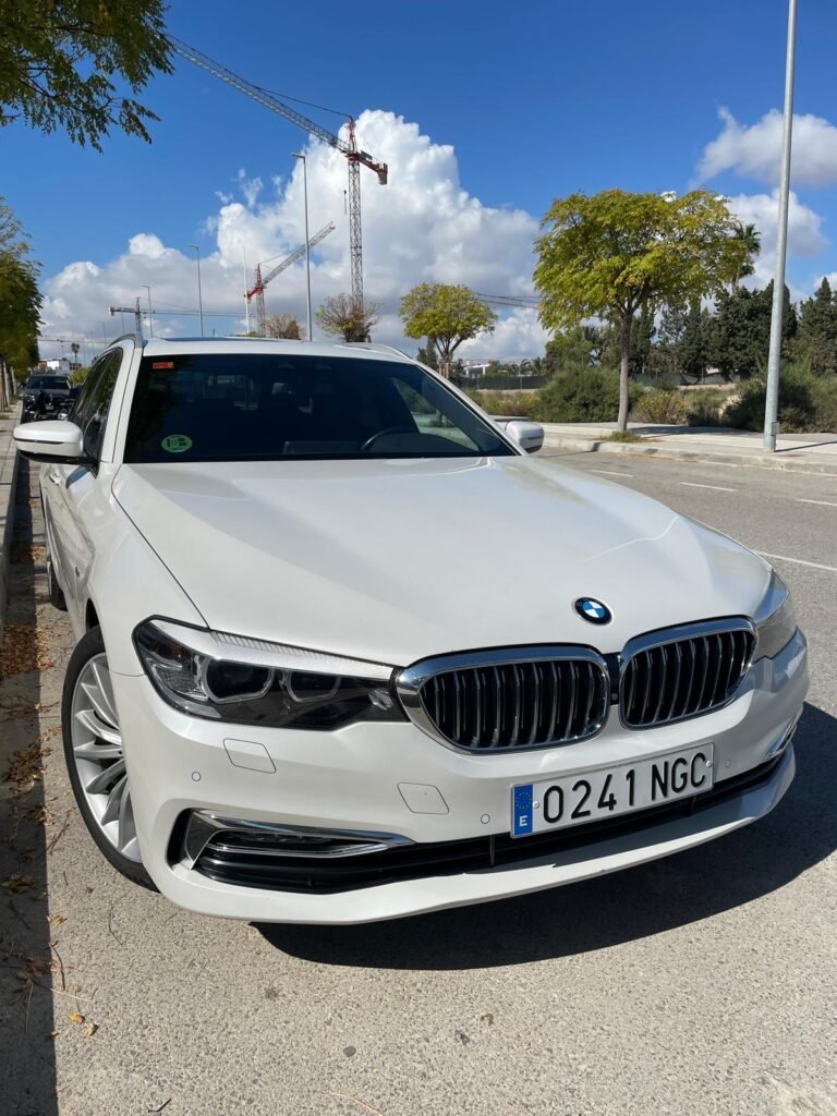 Vista frontal del BMW Serie 5 G31 520d automático de segunda mano. Vehículo BMW de ocasión disponible en XDrive Automoción, concesionario especializado en BMW en Alicante.