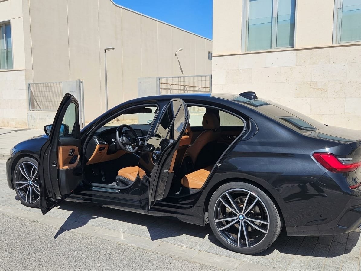 BMW Serie 3 320d M Sport 190 CV Automático | Vehículo Nacional 10 BMW G20 320d M Sport volante deportivo M de cuero